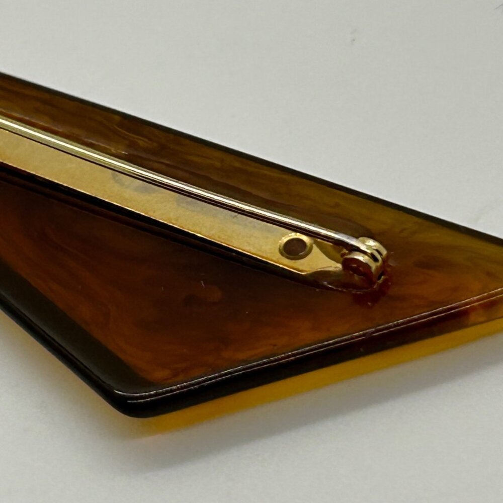 Vintage Lucite Brooch UV Reactive Amber Marbled Triangular Mid Century Modern - Picture 8 of 13